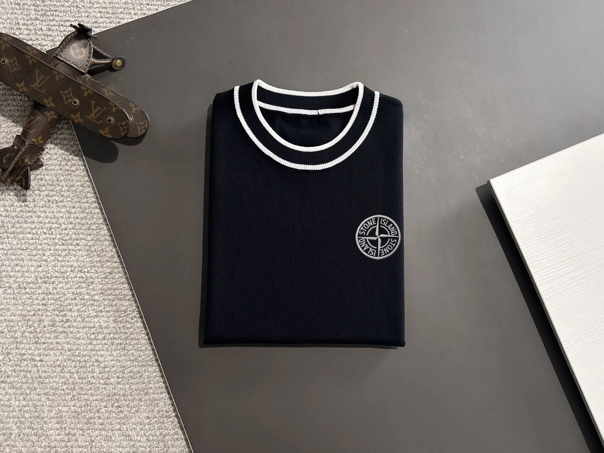 🅿️320 shipped next day, high quality Stone Island 2025 spring and summer new men's round neck short-sleeved T-shirt. Made of combed cotton yarn knitted cotton fabric, pure cotton high-weight special yarn, it feels heavy when weighed, and the upper body is more textured than ordinary T-shirts. This texture can cope with the weather easily and is suitable for both hot and cold! The pattern on the chest adopts three-dimensional embroidery technology, and is perfectly produced stitch by stitch with reference to the original version! Loose fit design, looks noble. Size: M to XXXL